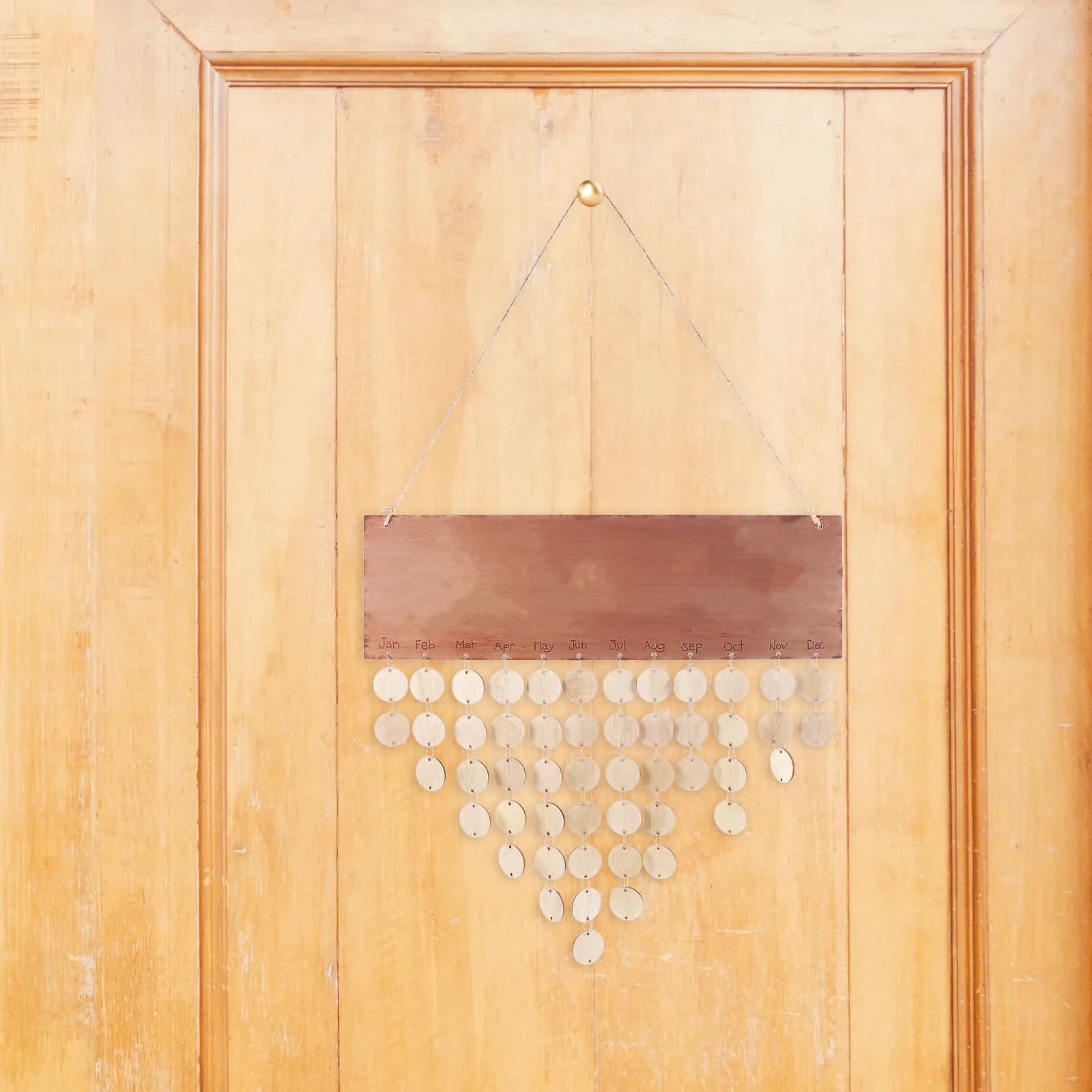 Set di 50 Pezzi di Fette di Legno Rotonde con Supporto in Ferro, Accessori per Calendario Fai-da-Te, Lavagna Promemoria Compleanni, Decorazione Murale per Famiglia, Artigianato in Legno