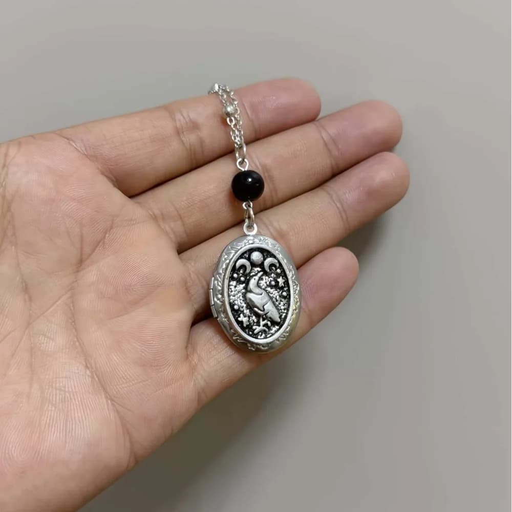 Collana con ciondolo ovale in argento antico gotico con tripla dea della luna, corvo misterioso per le donne, gioielli di stregoneria della strega pagana di Halloween