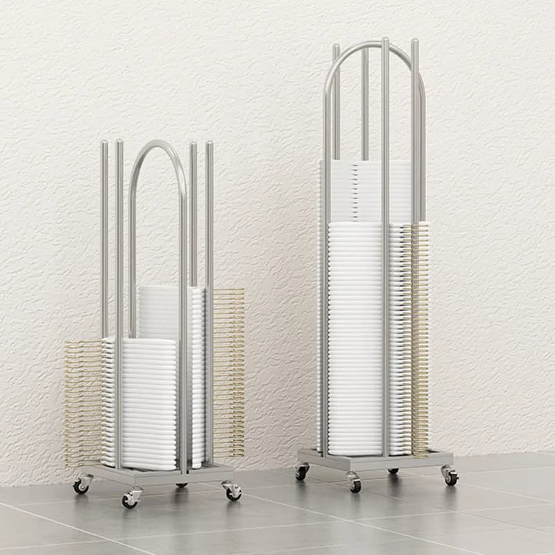 Negozio di abbigliamento, scaffale per grucce, scaffale di finitura magico, carrello speciale per supporto e sospensione di vestiti per ragazze