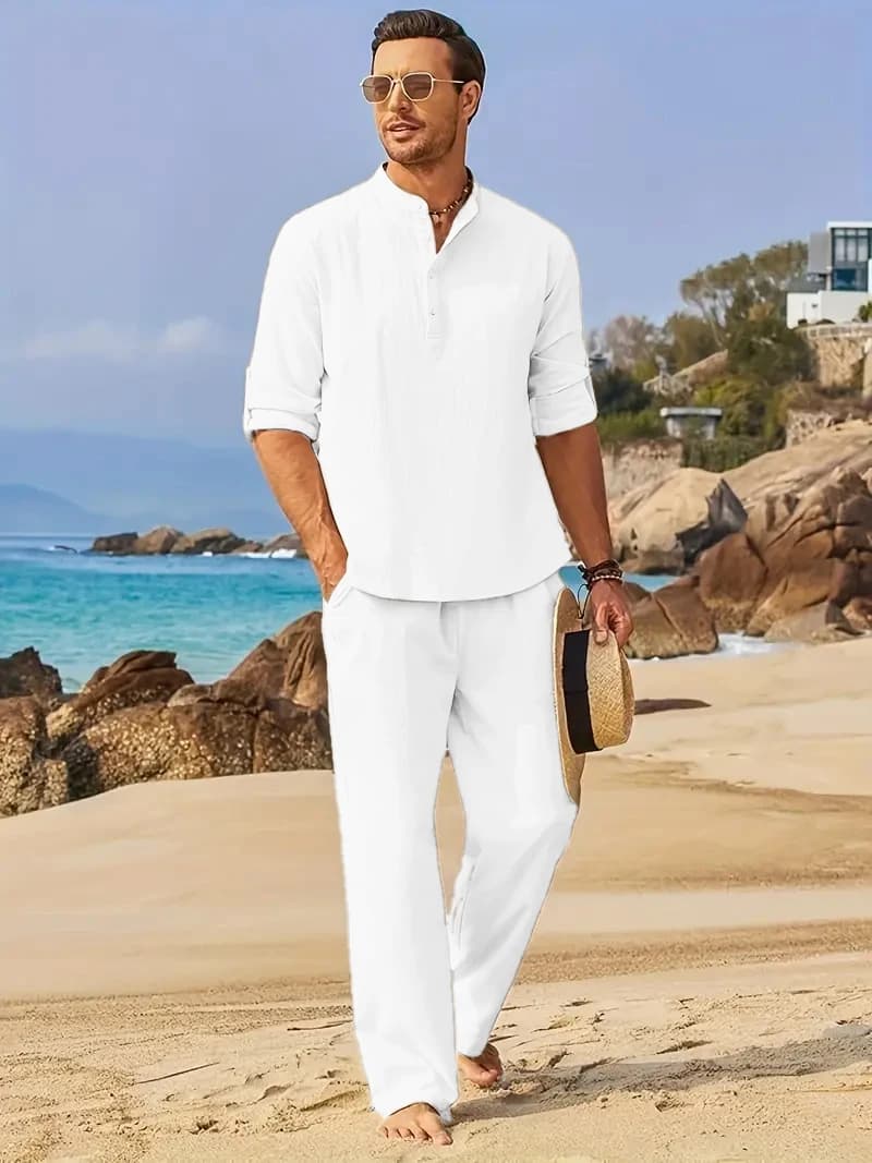 Completo da uomo in lino bianco, camicia Henley a maniche lunghe e pantaloni con elastico in vita, outfit due pezzi, estivo, casual e comodo.