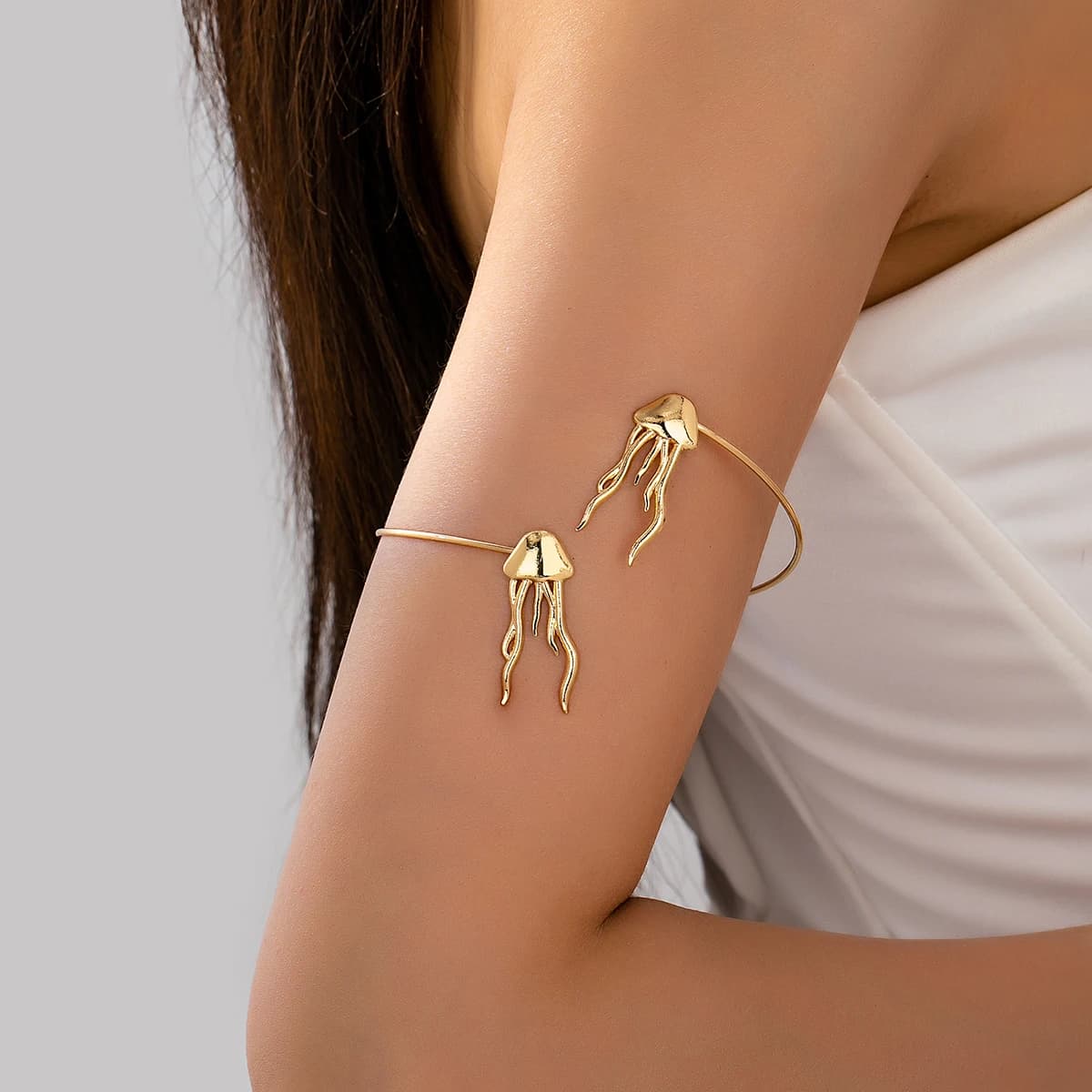 Un braccialetto dal design a forma di medusa alla moda, raffinato, elegante e unico