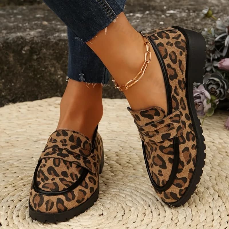 Fashionable Low Shoes British Style Big Size Women's Moccasins Round Toe Summer Shoes with improved rubber sole in polyurethane