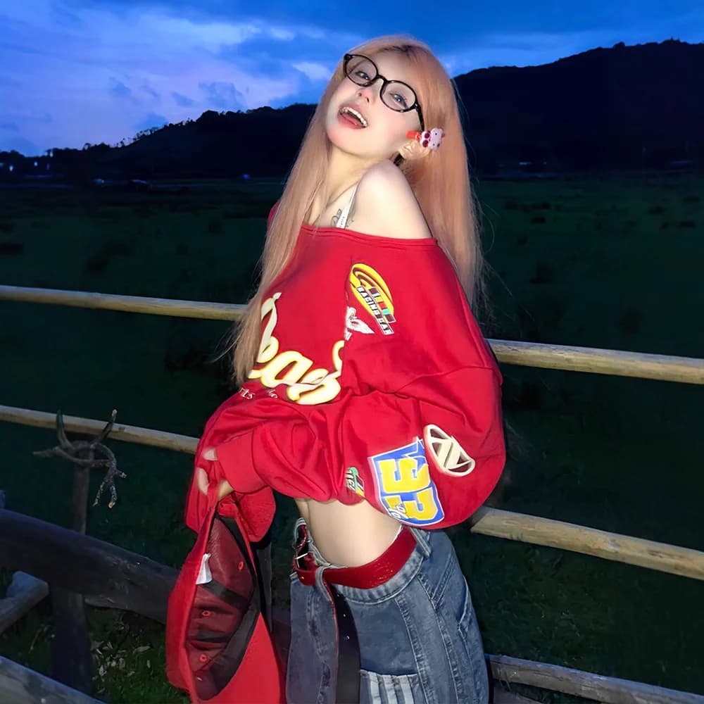 Felpa con cappuccio a maniche lunghe con spalla inclinata rossa per il nuovo stile autunnale e invernale da donna, top con spalle scoperte per ragazza piccante con lettera allentata