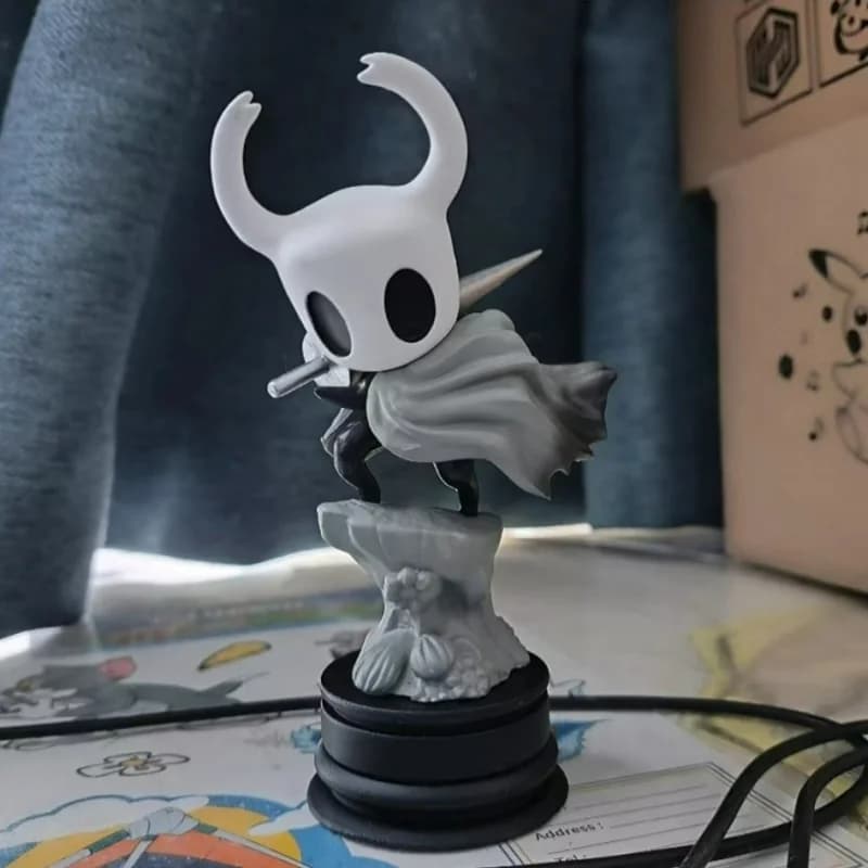 Diorama da Collezione Hollow Knight con Spada e Postura da Combattimento - Statuetta in Resina Premium per Esposizione su Scrivania, Regalo Decorativo per Gaming