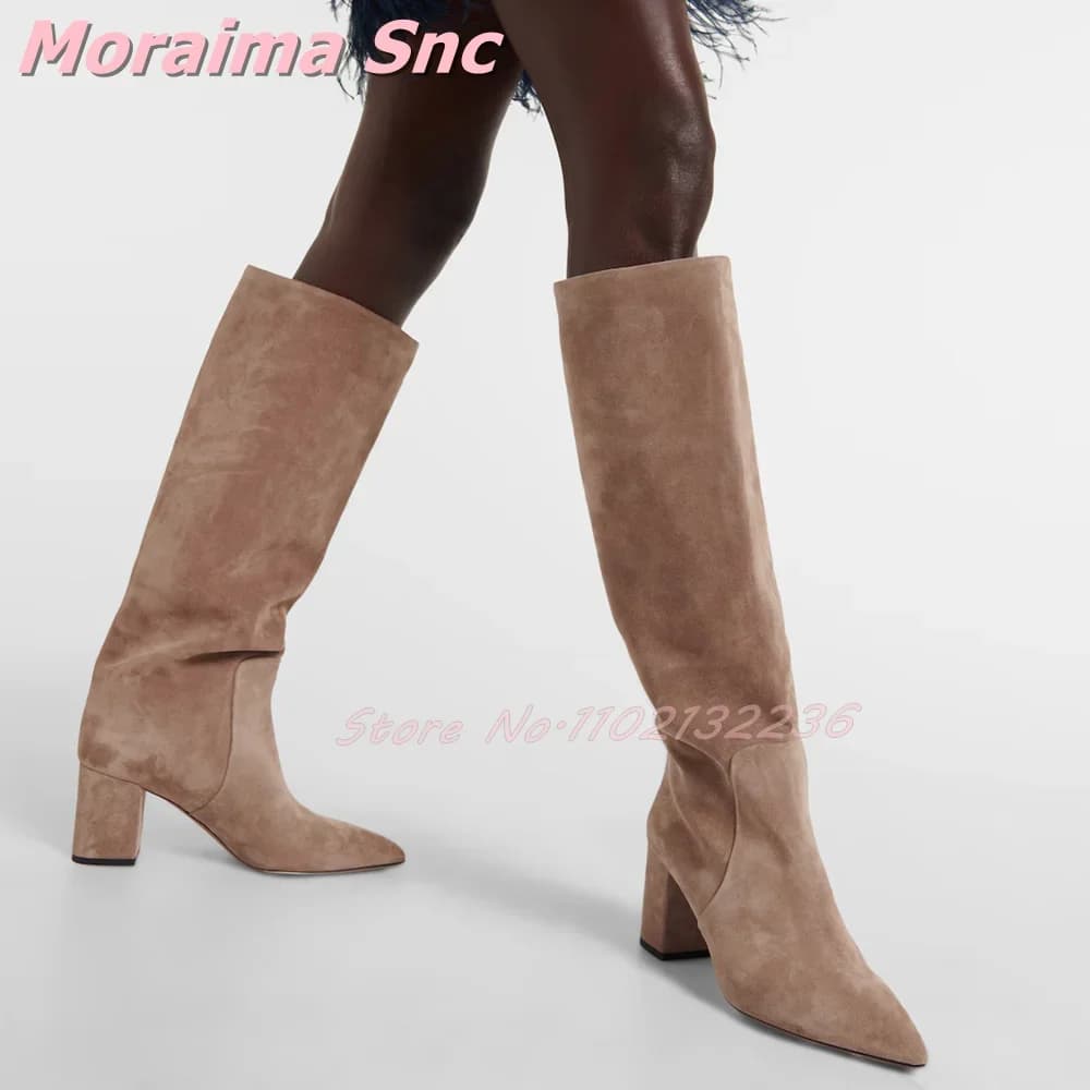 Stivali alti al ginocchio con punta a punta in pelle scamosciata Blocco tacco grosso Slip On Stivali lunghi da donna alla moda Autunno Inverno 2026 Nuovo conciso