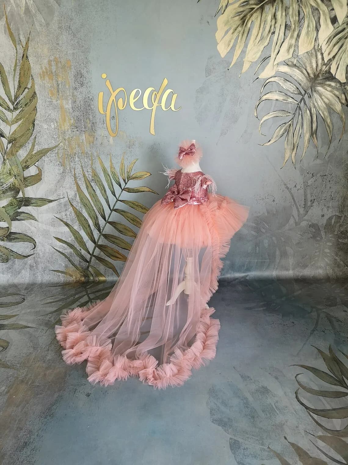 Abito da ragazza di fiore personalizzato carino per matrimonio Piume di tulle gonfio con fiocco senza maniche Primo abito da festa di compleanno eucaristico per bambini