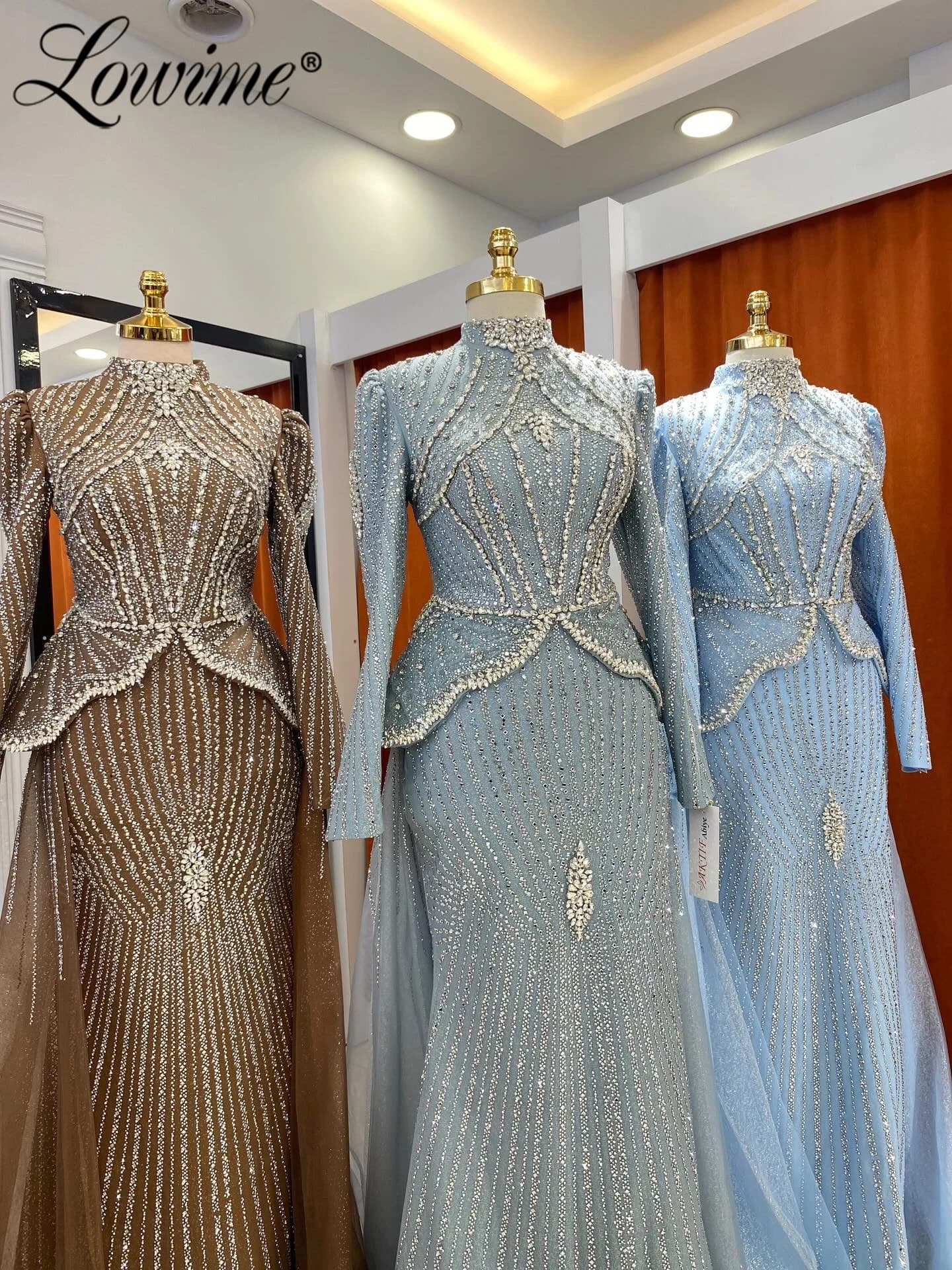 Abito da Sera Lungo Blu Cielo con Perline e Diamanti, Maniche Lunghe, Personalizzabile per Matrimoni e Feste, Collezione 2026