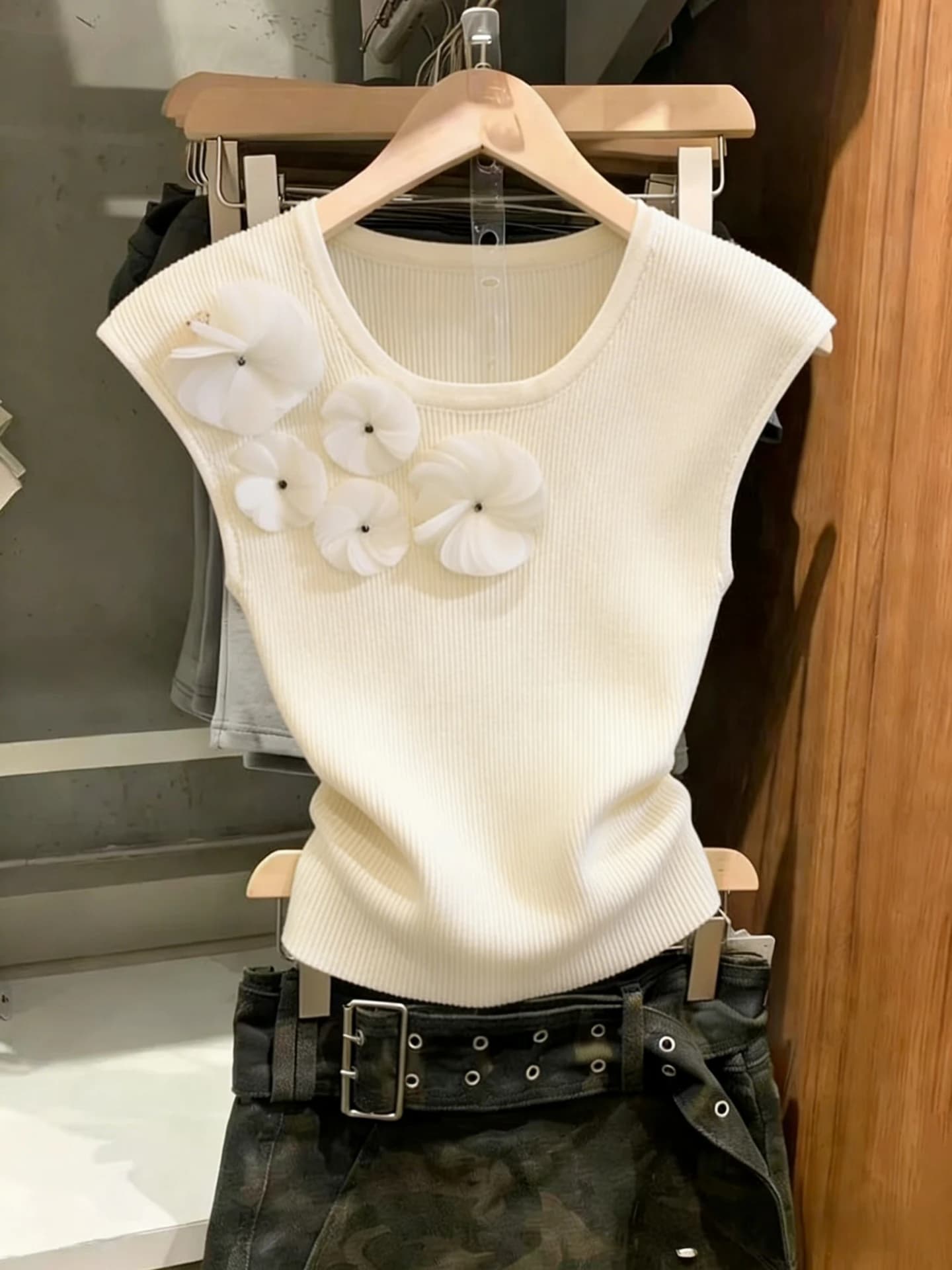 High-End Knitted Summer Vest for Women Slim Fit Sleeveless Outerwear Beautiful Floral Design Moisture Wicking round Neck Vest