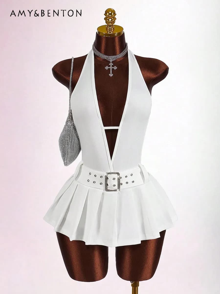 Abito Estivo Sexy da Donna con Scollo all'Americana, Scollatura Profonda a V, Strass Scintillanti, Fibbia in Metallo, Corto e Plissettato, Bianco, Nero, Rosso, Rosa