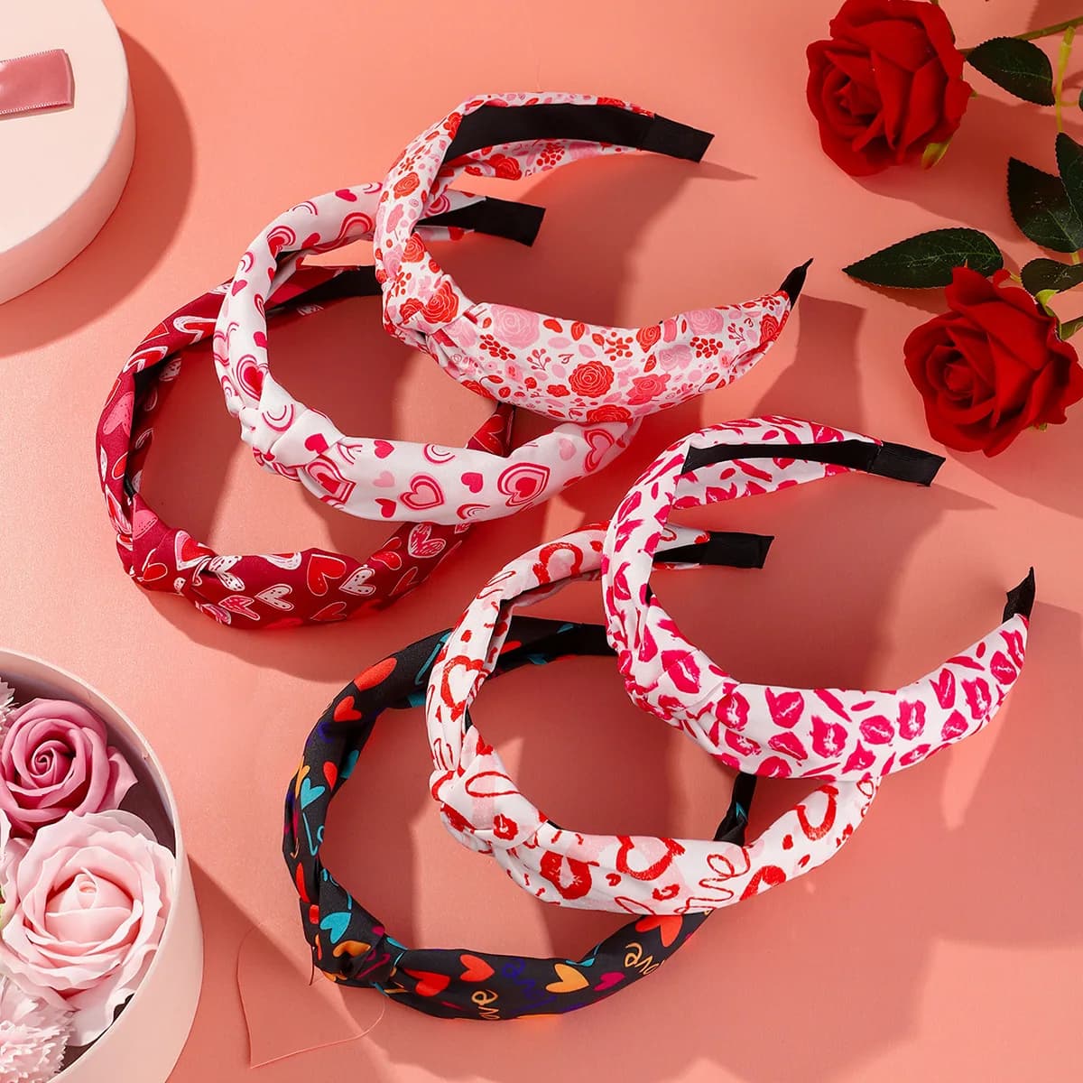 Fascia per capelli in tessuto rosa con motivo a scarpe col tacco alto e motivo a cuore traforato con freccia, accessorio per capelli da donna
