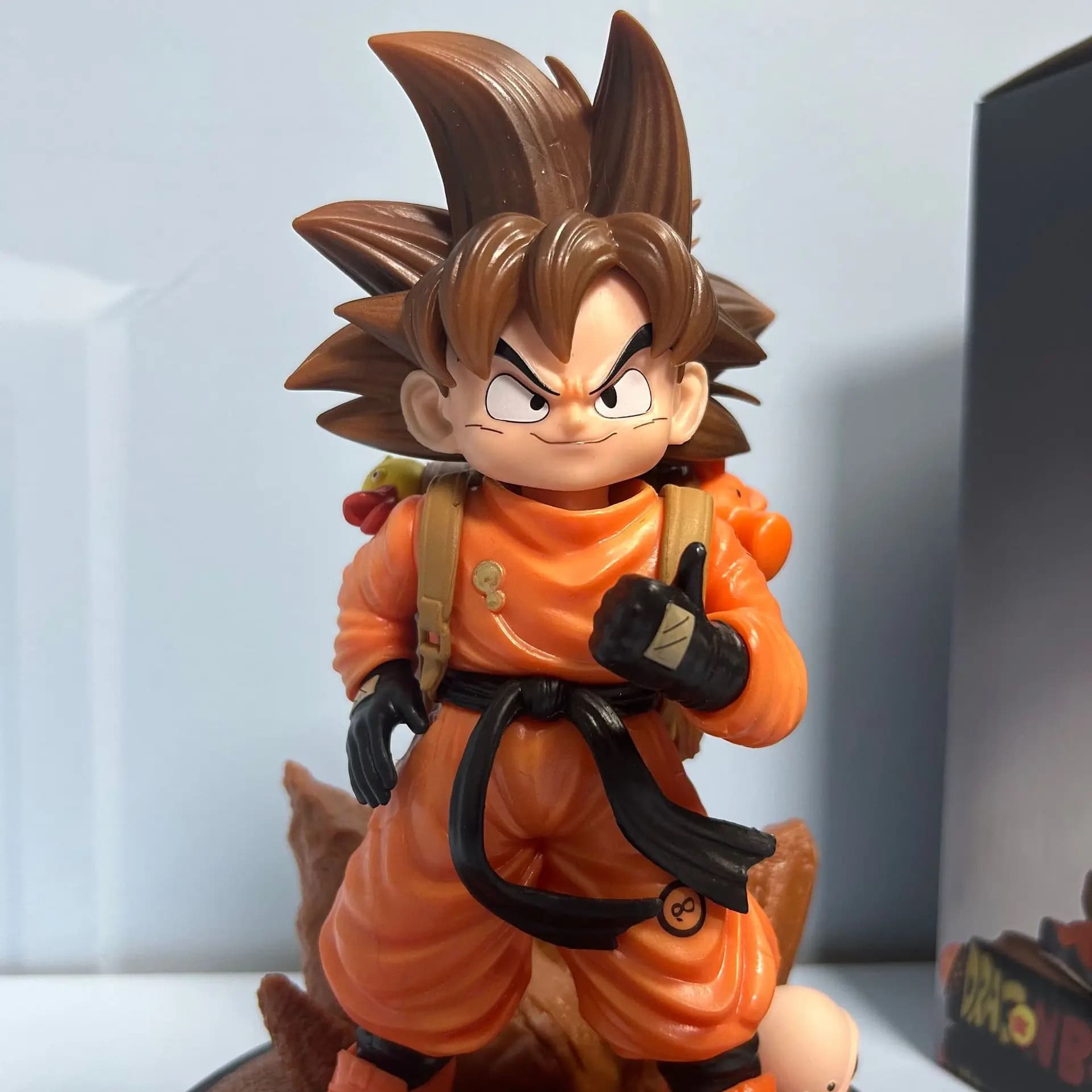 Dragon Ball in piedi da viaggio Wukong Q Edition Wukong Figure Box con base doppia testa intagliata Dragon Ball Figura pendolo