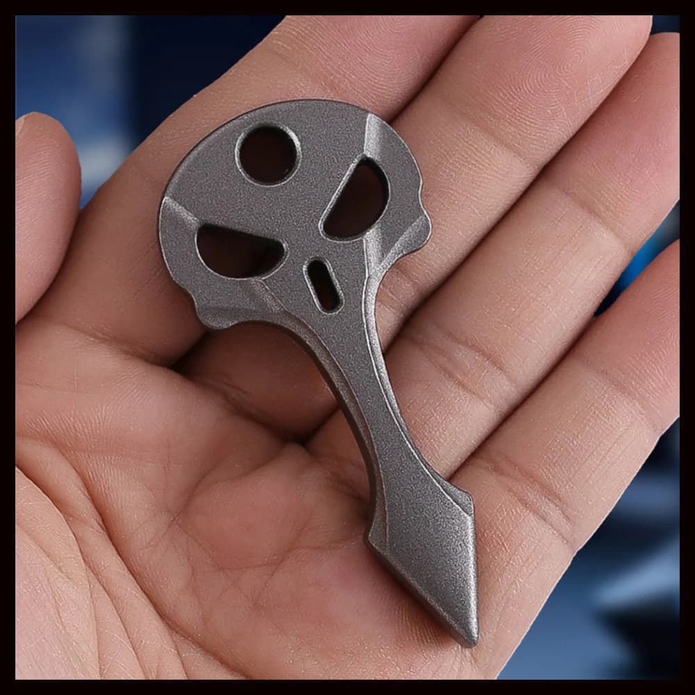 Piccola collana EDC multifunzionale in metallo a forma di teschio con paracord, ciondolo in lega, strumento di emergenza portatile per il campeggio all'aperto.