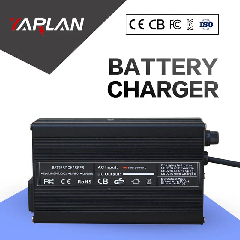 Caricabatteria al litio 42V 5A, adatto per pacco batteria al litio 36V, caricabatterie intelligente 42V con ventola di raffreddamento