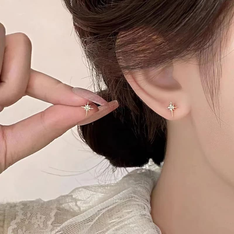 Un paio di nuovi orecchini ottagonali con zirconi scintillanti a forma di stella, un affascinante gioielli da sposa per ragazze coreane con sil alla moda