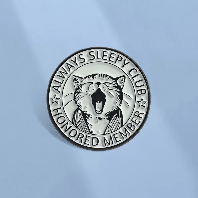 Spilla da Membro Onorato del Club Always Sleepy, Pin Smaltato con Gatto Stanco e Sonnolento, Distintivo per Borsa, Gioielli, Regalo per Amici