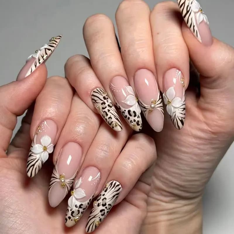 24 pezzi Nuove unghie finte con stampa leopardata dolce ma cool e fiori 3D luminosi, decorazione per unghie leopardata Hottie di media lunghezza.