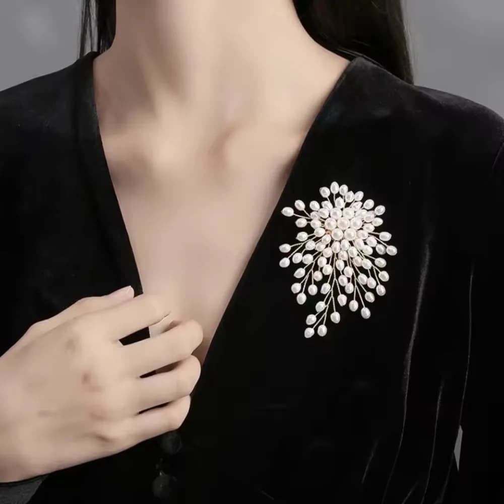 Spilla creativa con fiore e nappa di perle Spilla da corpetto in lega da donna Moda Abiti versatili Zaino Sciarpa Spilla Accessori