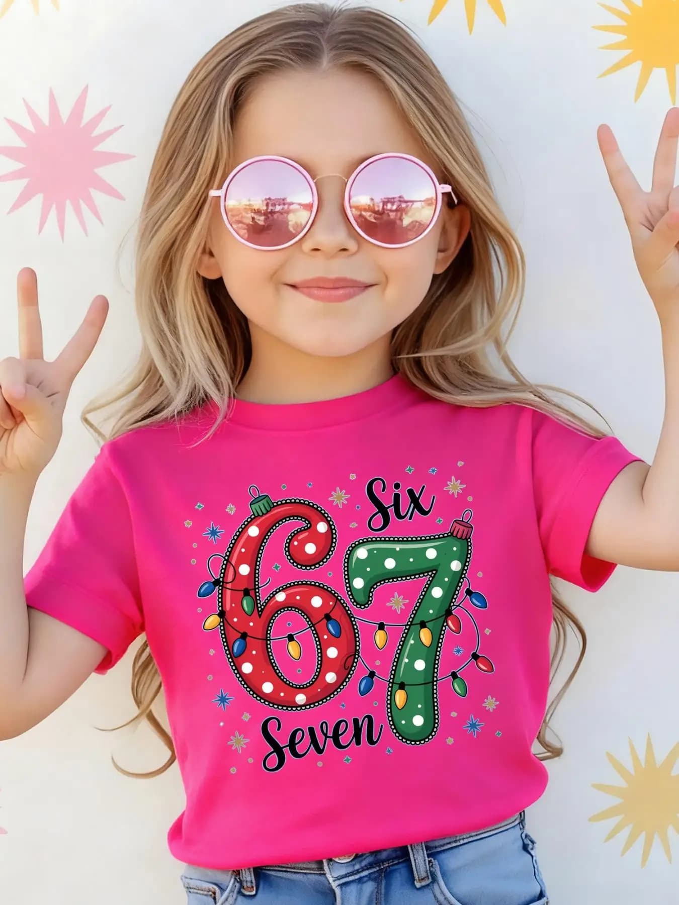 Camicia sportiva casual a maniche corte da 1 pezzo stampata con motivo alfanumerico 67 per ragazze con decorazione a strisce luminose, modello 67, nuovo stile Natale e Capodanno 2026, abbigliamento versatile per la casa e l'esterno