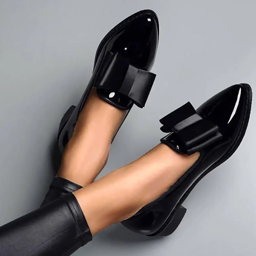 Women's Spring Moccasins with Painted Leather Bow, Fashion Casual sneakers with Flat Heel and Interior in Mixed Materials