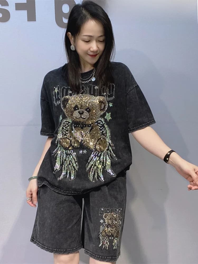 Set Estivo da Donna Due Pezzi: T-Shirt Casual Tie-Dye a Girocollo a Maniche Corte con Orsetto con Ali in Strass e Pantaloncini a Cinque Quarti