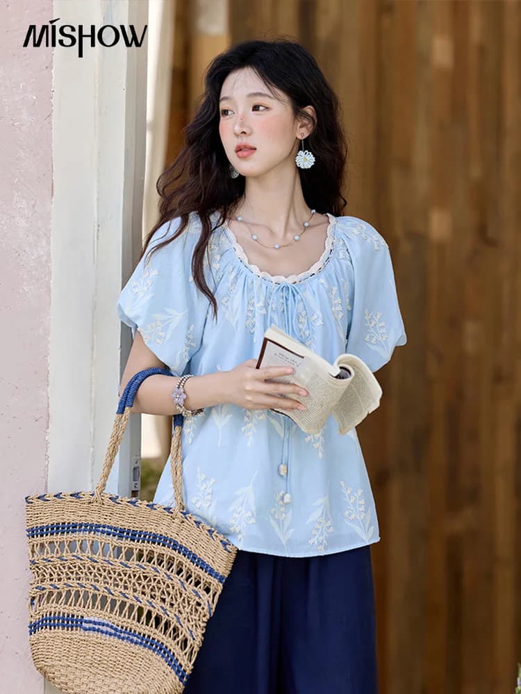 MISHOW Camicette ricamate in puro cotone blu 2025 Top con scollo a barchetta con bordi ondulati estivi Camicette per bambole larghe con lacci a contrasto MXE35X1791