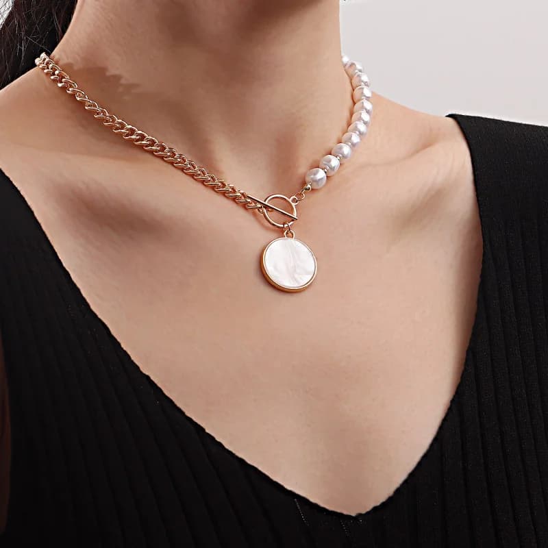 Elegante Collana con Ciondolo di Perle Finte Bianche per Donne, Gioiello Choker con Catena e Design Vintage con Chiusura a Moneta per Matrimoni e Feste