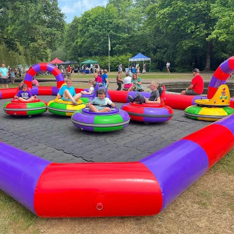 Pista Gonfiabile per Go-Kart da Esterno, Gioco Elettrico per Parco Divertimenti, Area Giochi Gonfiabile con Auto Bumper per Bambini