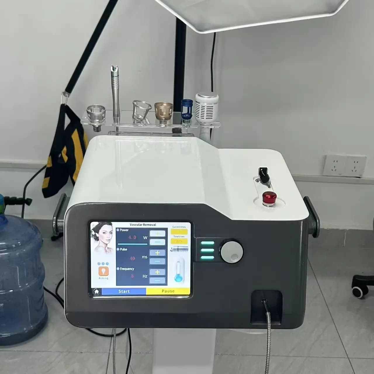 Macchina laser a diodi portatile 30W 5 in 1 980 nm per infezione fungina della pelle Immagine Dispositivo per la rimozione dei funghi delle unghie per la rimozione delle vene vascolari