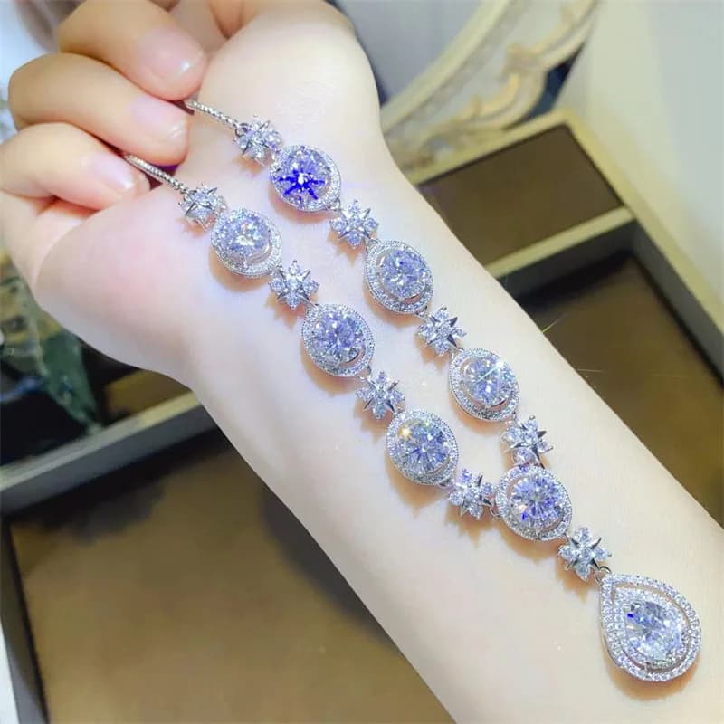 Collana con pendente circolare a goccia d'acqua in moissanite di lusso colore D per abiti da sera da donna, accessori da sposa, lusso discreto, elegante e versatile sia per uomo che per donna, regali per feste, regali di compleanno, gioielli per San Valentino
