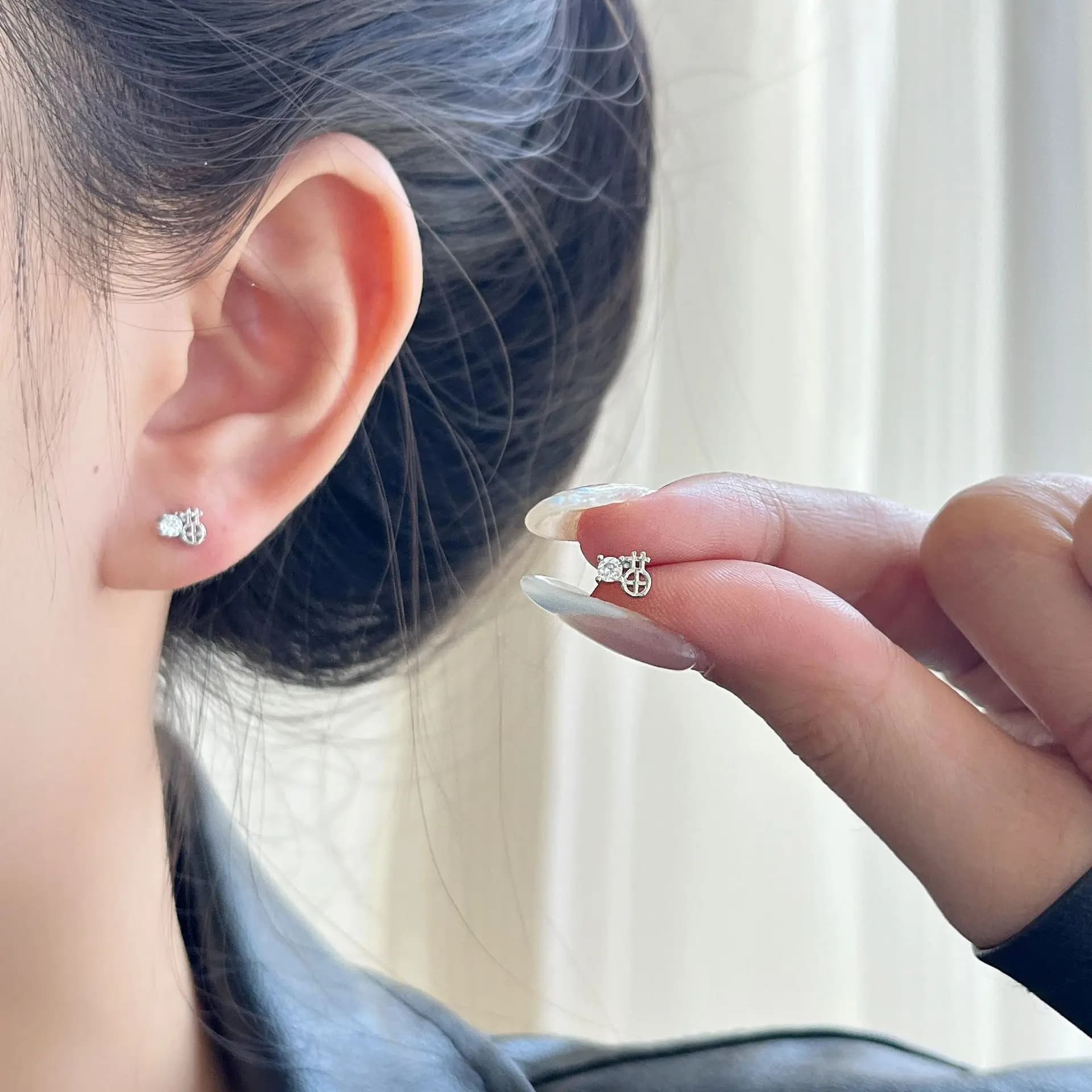 Orecchini a stella a quattro punte con diamanti scintillanti per donna, design di nicchia, nuovo stile, semplici e versatili, orecchini a bottone a forma di gatto, orecchini, accessori per orecchie alla moda da donna