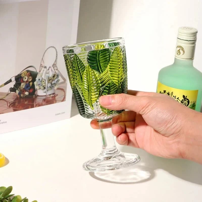 Bicchiere in vetro con foglie in rilievo Bicchiere da vino rosso Bicchieri da succo Bicchieri da cocktail 295 ml Tazza con piedi alti dipinta a mano Set da vino in vetro per uso domestico