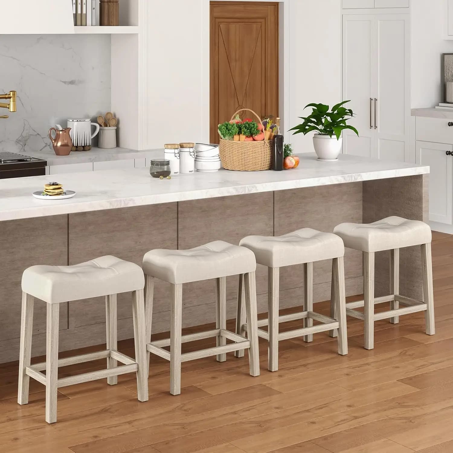 Set di 4 sgabelli da bar imbottiti da 24'' con poggiapiedi e gambe in legno, stile rustico con bottoni, personalizzabili
