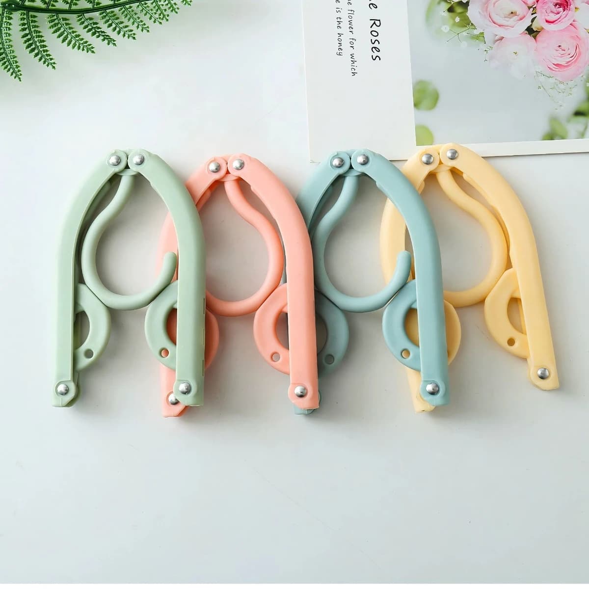 4 portable folding travel clothes hangers - Essential accessories for cruises, space-saving clothes racks, clothes hangers
