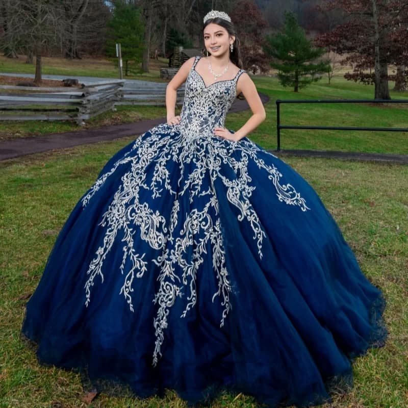 Abito Quinceanera blu scuro con spalle scoperte Decalcomania glitterata Pizzo Coda lunga Fiocco Abiti da 15 Quinceanera Personalizza
