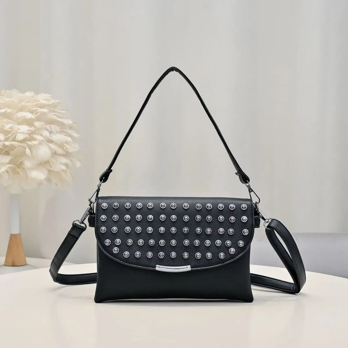 Nuova piccola borsa quadrata 2026 borse da donna borsa con rivetti borsa da pendolarismo casual in morbida pelle borsa a tracolla con tracolla C046