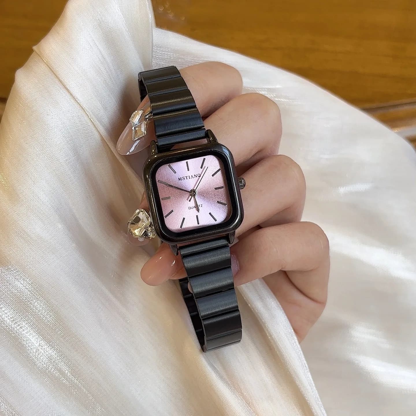 Orologio nero di marca di vendita calda per le donne Orologi al quarzo di moda regalo di lusso Orologi da polso da donna squisiti con quadrante quadrato semplice