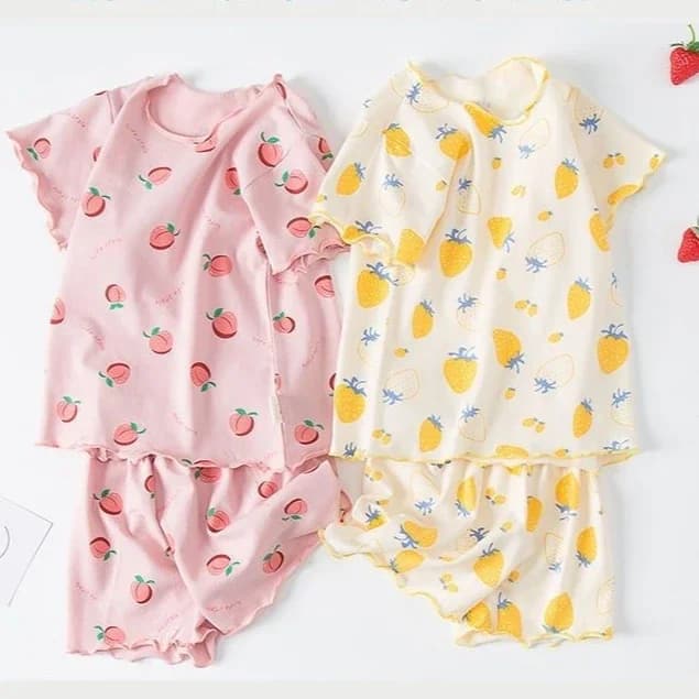 Pigiama Estivo per Bambine con Stampa Fragole, Pantaloncini e Maglietta Rosa Pesche, Comodo e Fresco, Morbido e Traspirante per il Gioco