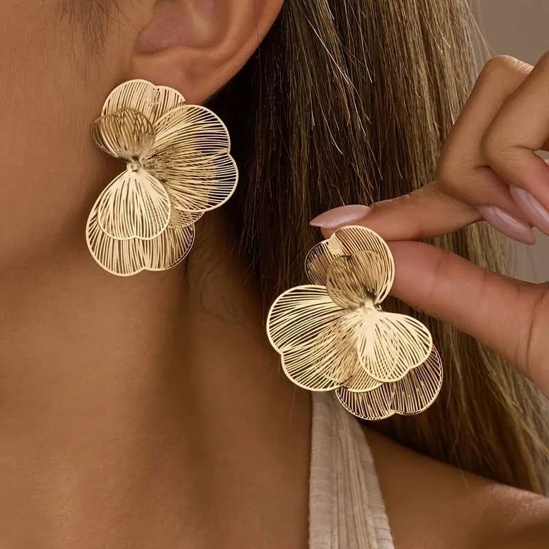 Due eleganti orecchini a lobo con fiore dorato - Realizzati in lega di zinco placcata oro, eleganti e perfetti per l'uso quotidiano, appuntamenti, feste, festival, regali e varie occasioni come accessori di gioielleria
