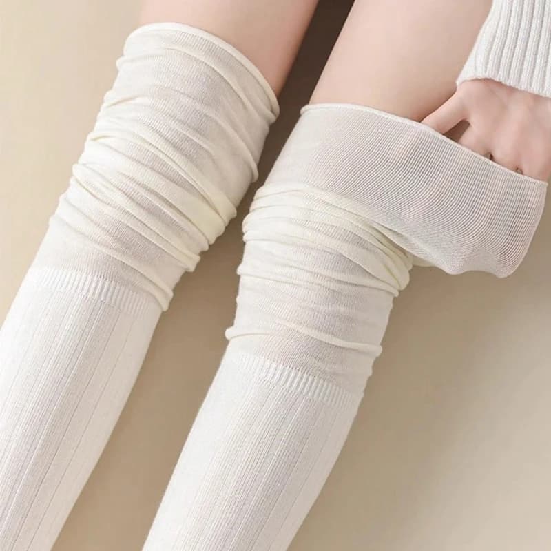 A pair of four season knee socks, long tube socks, beige JK sleeves, long boots, layered kneecaps, long tube