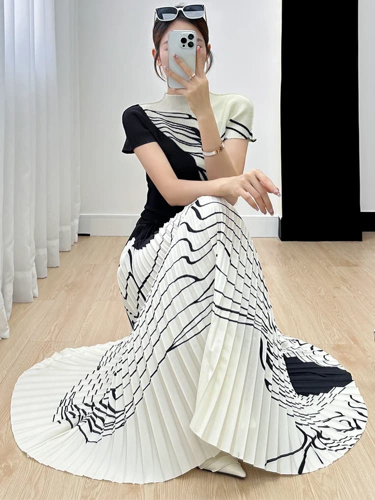 Abito Elegante Stampato a Pieghe con Maniche Corte, Design Sensazionale per Donne, Stile Raffinato per l'Ufficio, in Fibra di Poliestere