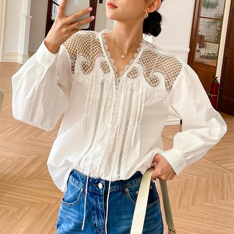 2025 Long-sleeved shirt with lace embroidery in autumn cable Nappa with V-neck French white cotton Top casual for beach holidays