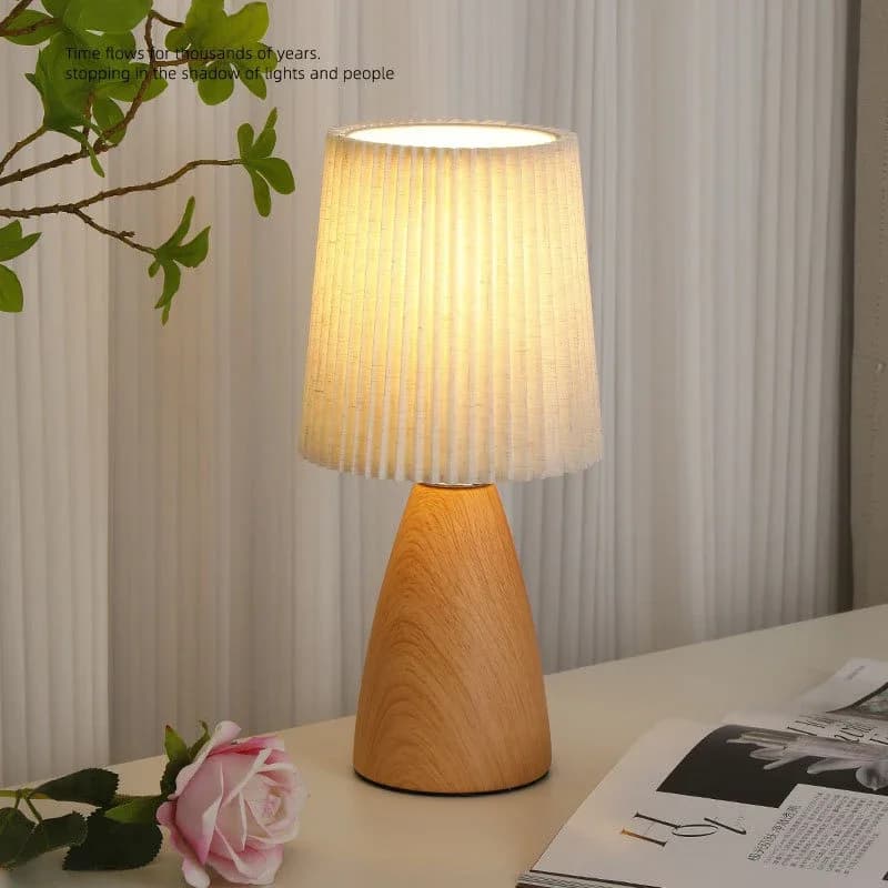 Lampada da tavolo a LED Retro Camera da letto in tessuto pieghettato USB Studio per la decorazione della stanza di casa Desktop Decorativo Ambiente Camere da letto Lampada da scrivania da comodino