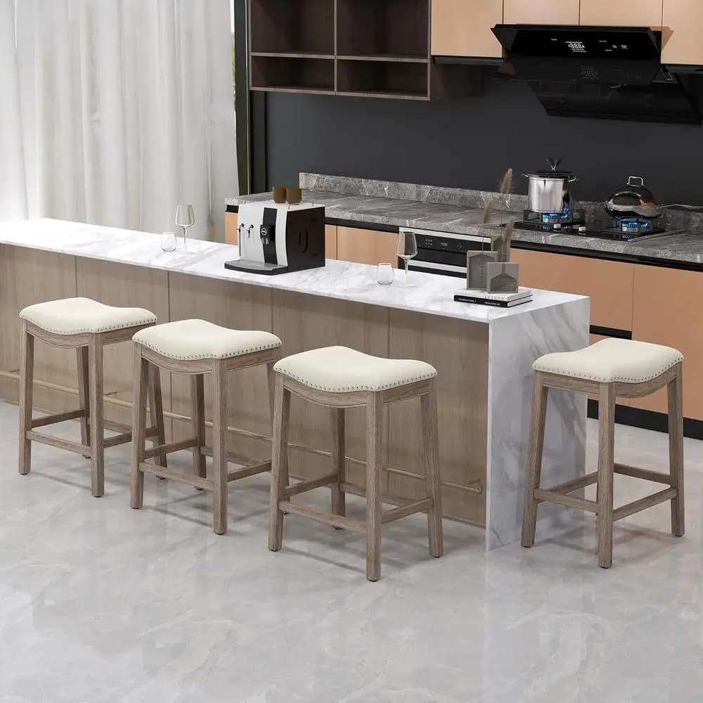 Set di 4 sgabelli da bar ad altezza bancone con gambe in legno, poggiapiedi da incasso, sedili imbottiti in lino, beige