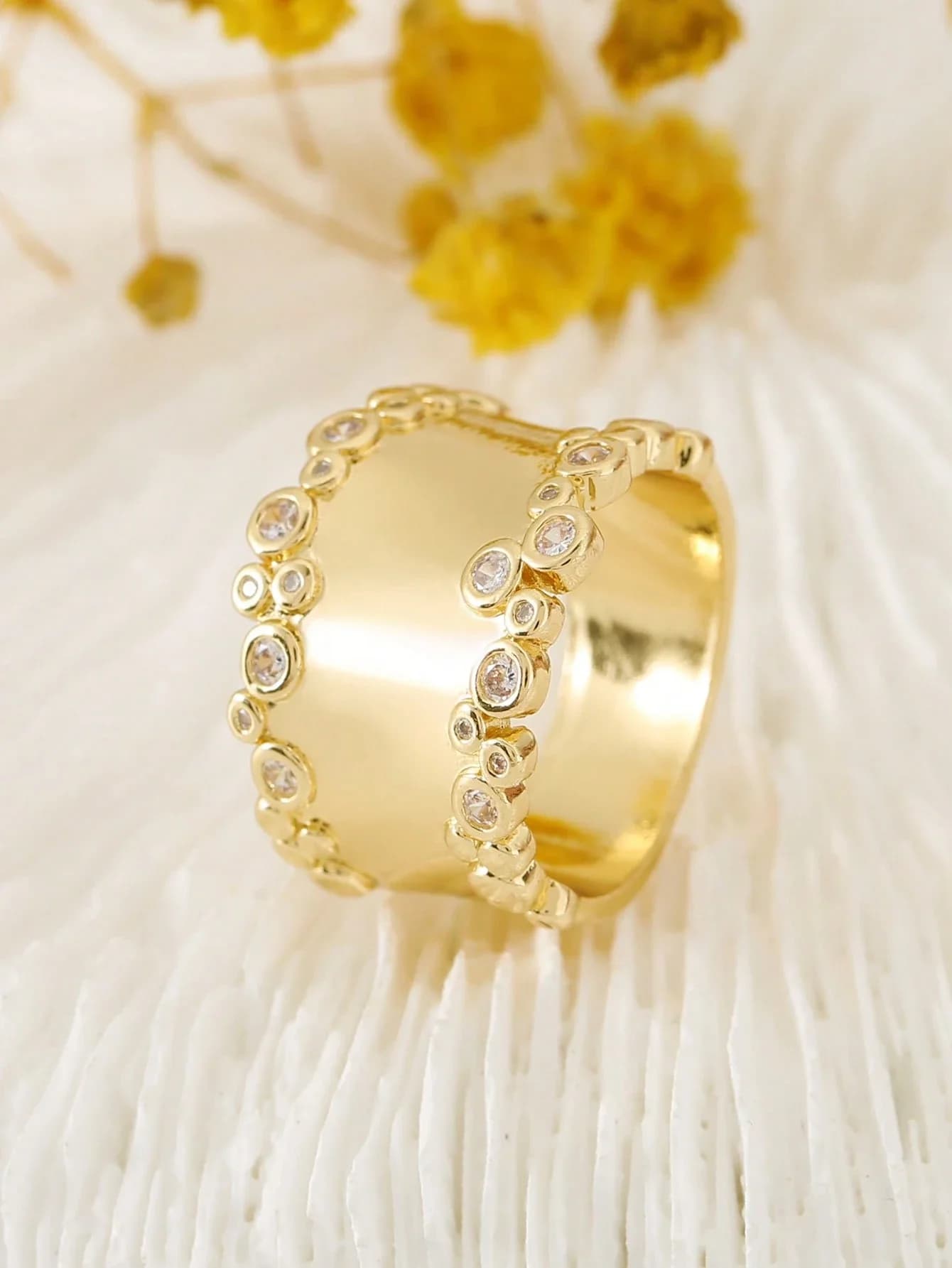 1 anello largo alla moda in rame con micro-pietre di zirconia cubica, adatto per le donne da indossare come accessori quotidiani o