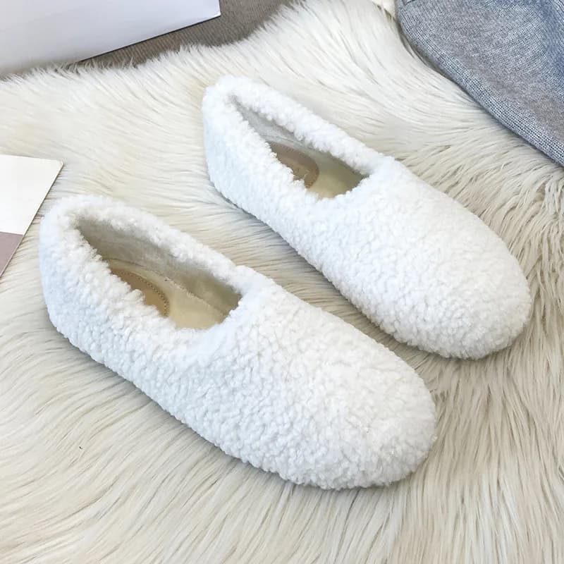 Mocassini di lana di agnello di lusso Femme inverno scarpe di cotone bianco donna mocassini di peluche caldi comodi appartamenti di pelliccia di pecora riccia donna di grandi dimensioni