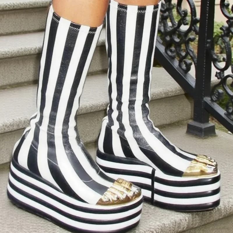 Stivali elasticizzati con decorazioni in metallo a righe bianche nere Stivali alti con plateau con cerniera posteriore a cinque dita dorate Scarpe da passerella modello sexy da donna