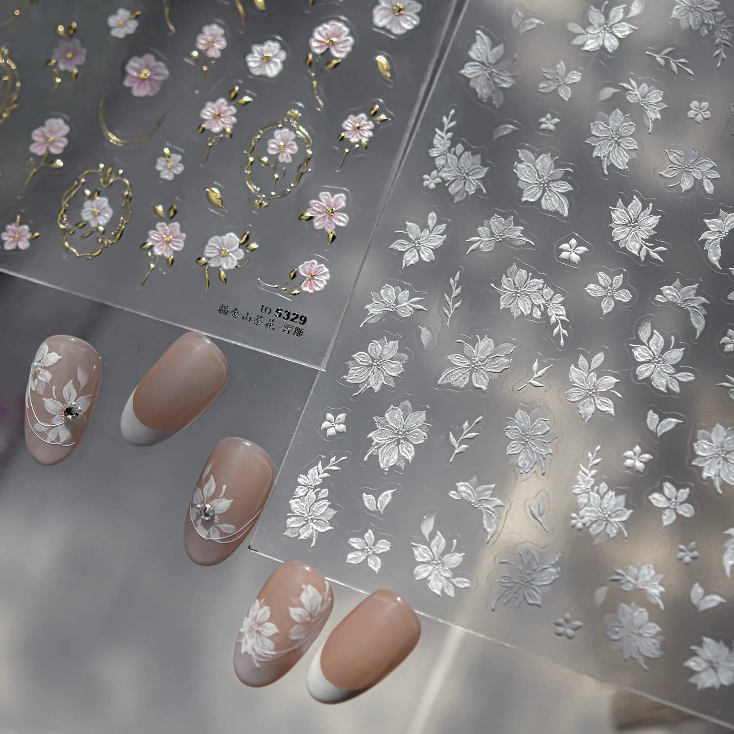 Adesivi per unghie 3D in rilievo Adesivi per accessori per nail art con fiori di camelia dorati di lusso Esqibili decorazioni per unghie adesive con fiori bianchi
