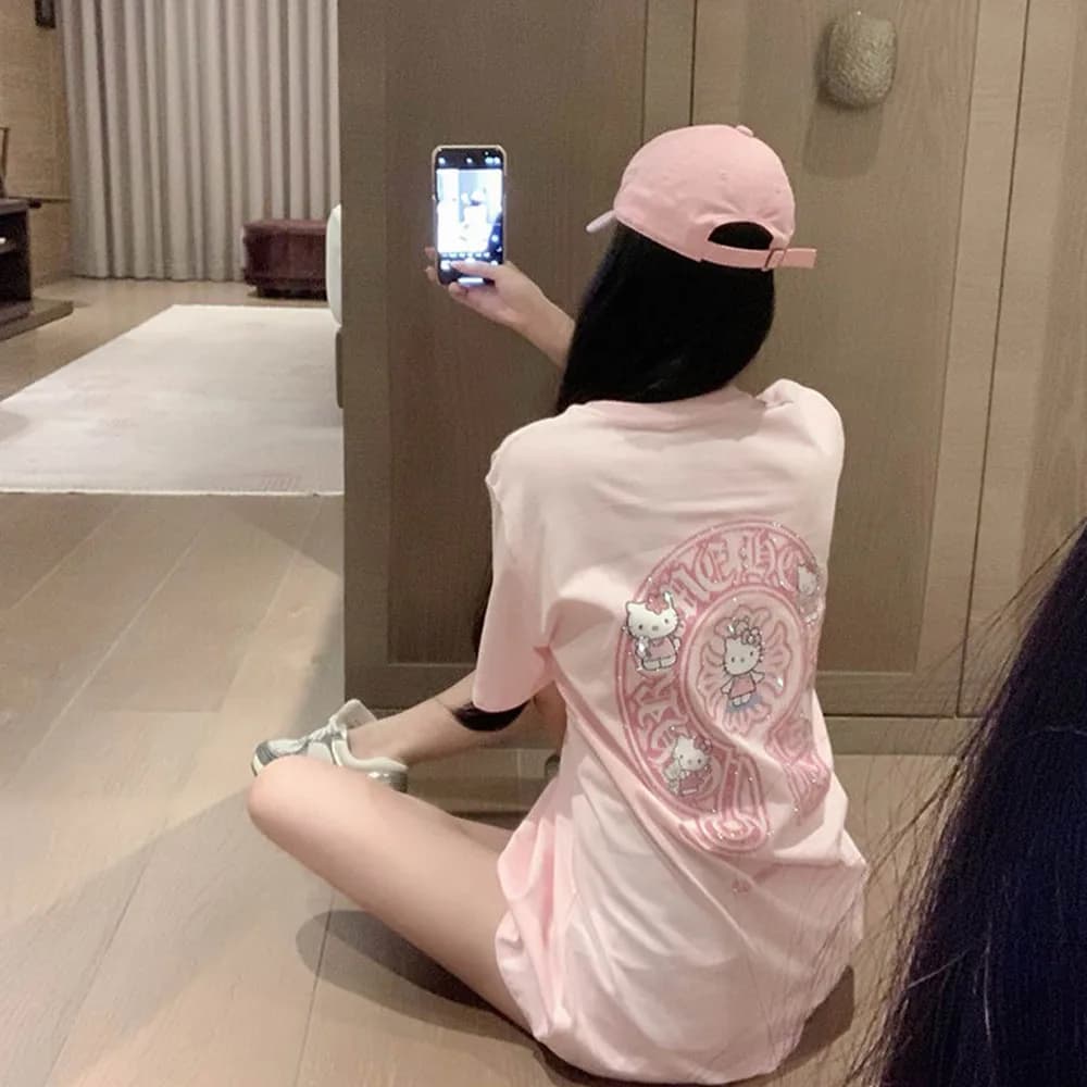 T-shirt da donna con stampa di diamanti Hello Kitty di grandi dimensioni, t-shirt Y2K carina a maniche corte, top casual con motivo rosa scintillante