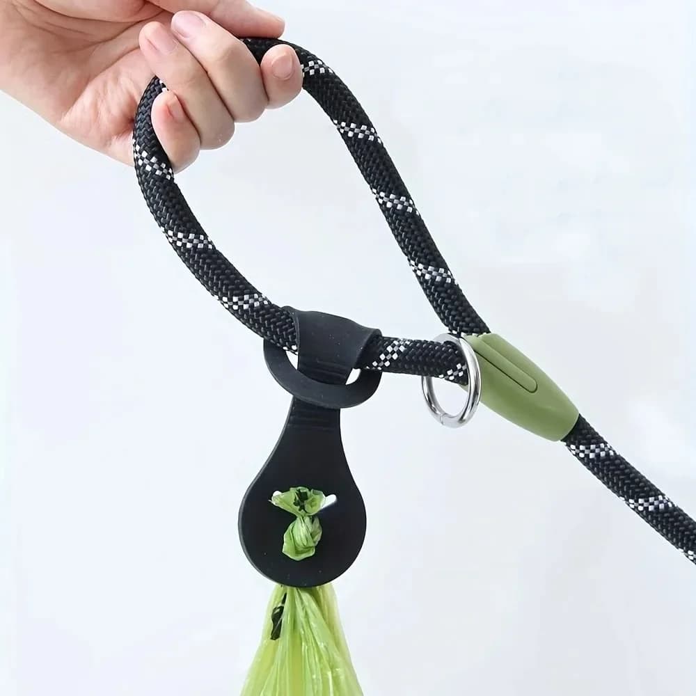Supporto per sacchetto per cacca per cani in silicone Clip per guinzaglio Dispenser per sacchetti per cacca per animali domestici Clip a mani libere Prodotti per cani Supporto per sacchetto per rifiuti per animali da viaggio all'aperto