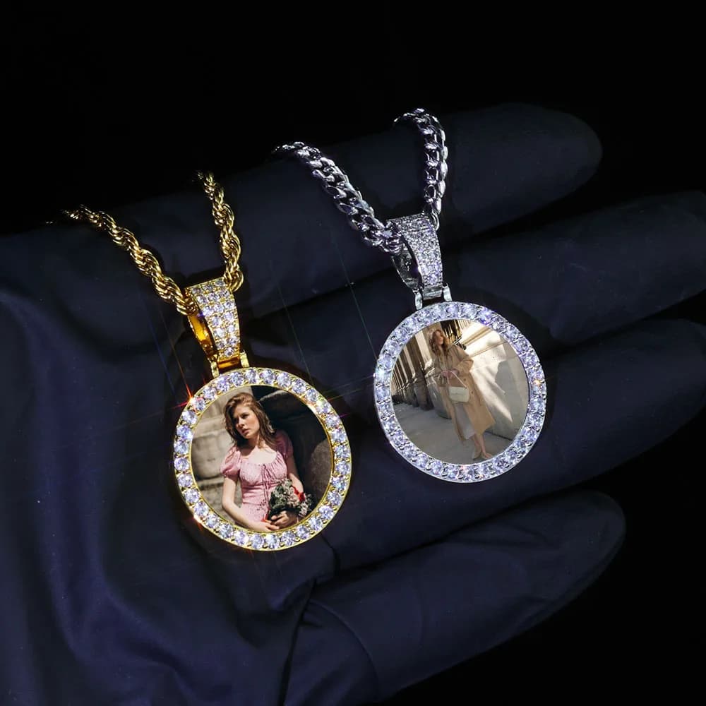 Collana con cerchio con immagine di memoria personalizzata da 25 mm Collana con ciondolo medaglione con cornice per foto personalizzata in oro 18 carati ghiacciato